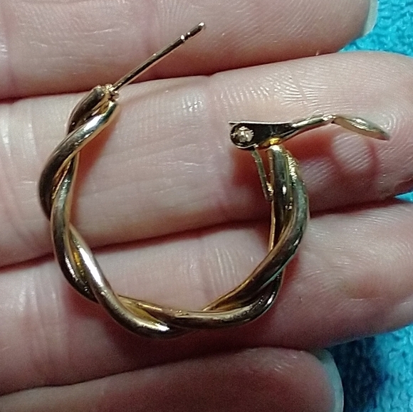 Goldtone twisted wire hoop pierced earrings - Picture 2 of 4
